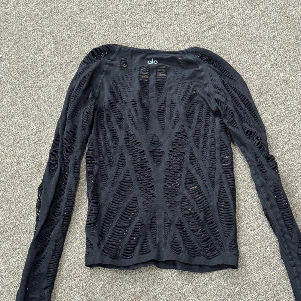 Alo Yoga Siren Long Sleeve Top Black Distressed Laser Cut Seamless Small